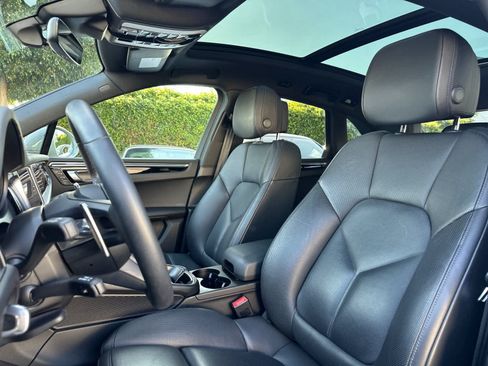 Certified 2025 Porsche Macan AWD/4WD image 5