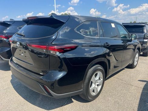 Used 2024 Toyota Highlander LE FWD image 4