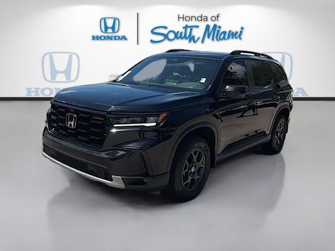 Used 2025 Honda Pilot TrailSport image 3