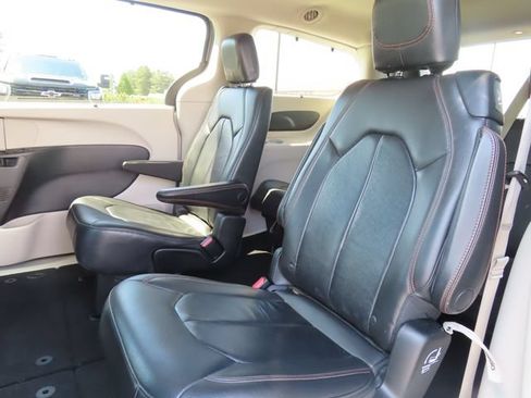 Used 2017 Chrysler Pacifica Touring-L FWD image 38