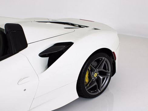 Used 2022 Ferrari F8 Tributo RWD image 3