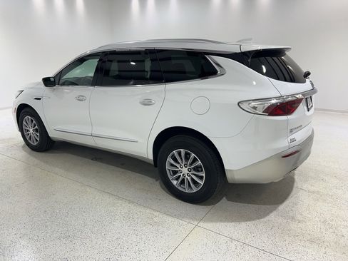 Used 2022 Buick Enclave Essence image 2