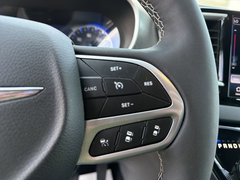 Used 2025 Chrysler Pacifica Select FWD image 19