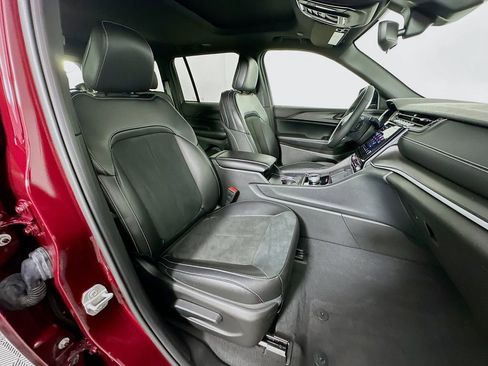 Used 2024 Jeep Grand Cherokee Altitude image 28