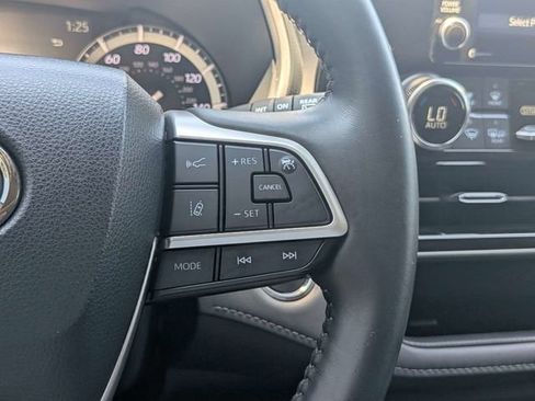 Used 2022 Toyota Highlander XLE FWD image 27