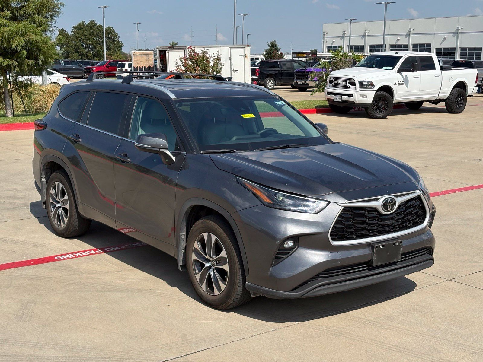 Used 2023 Toyota Highlander XLE AWD/4WD image 10
