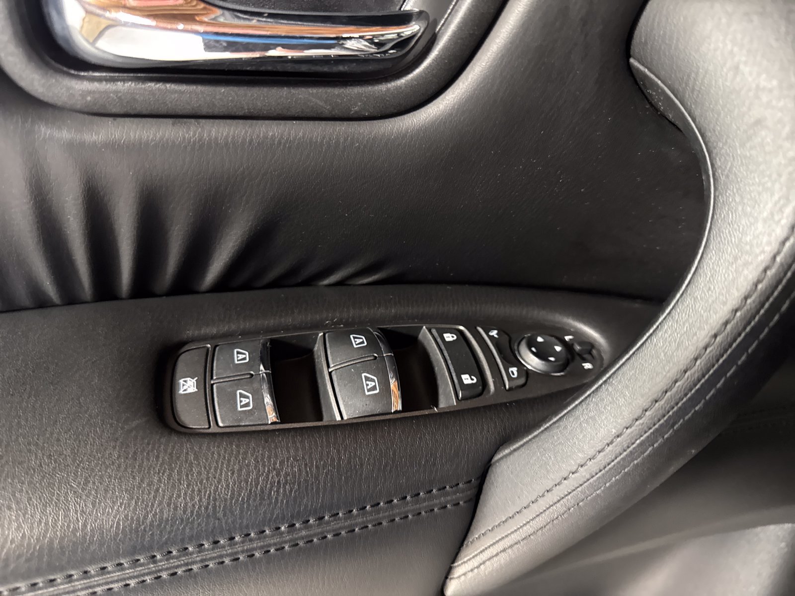 Used 2021 Nissan Armada SV AWD/4WD image 16