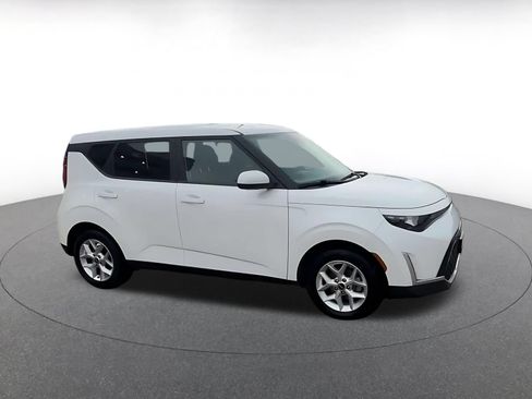 Used 2025 Kia Soul LX w/ LX Technology Package FWD image 2