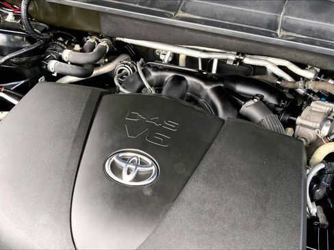 Used 2020 Toyota Highlander XLE AWD/4WD image 30