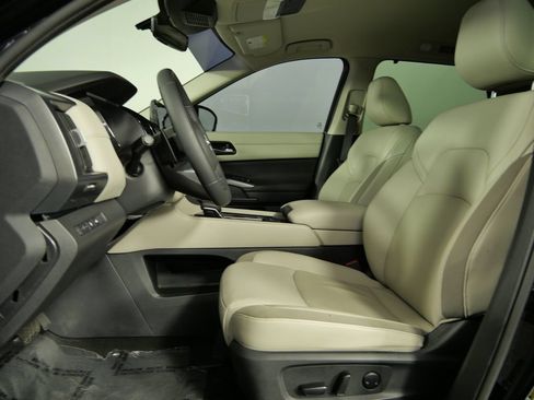 Used 2025 Nissan Pathfinder SL AWD/4WD image 15