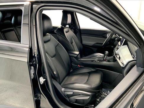 Used 2025 Jeep Compass Latitude AWD/4WD image 6