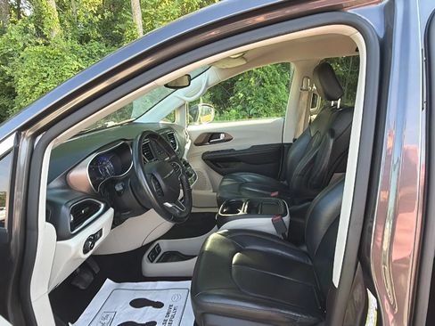 Used 2018 Chrysler Pacifica Touring-L w/ Tire & Wheel Group FWD image 10