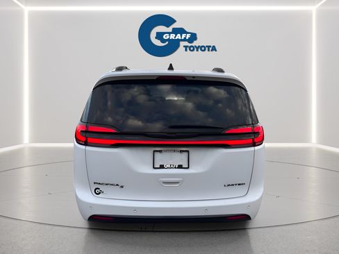 Used 2025 Chrysler Pacifica Limited FWD image 2