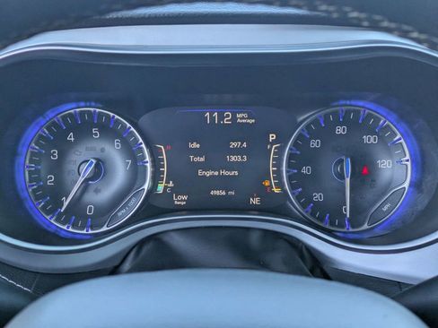 Used 2025 Chrysler Pacifica Limited FWD image 30