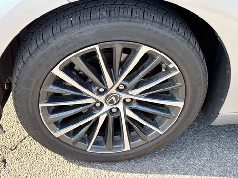 Used 2025 Lexus ES 350 w/ Premium Package FWD image 2