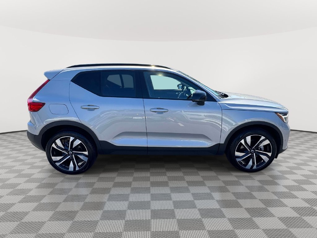 Certified 2023 Volvo XC40 B5 Plus w/ Driver Assist Package AWD/4WD image 3