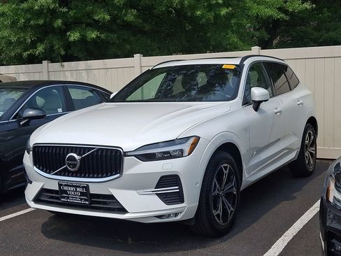 Used 2022 Volvo XC60 B5 Momentum w/ Advanced Package AWD/4WD image 3