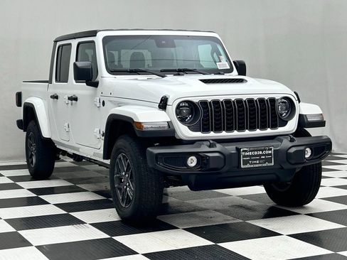 New 2025 Jeep Gladiator Sport image 2