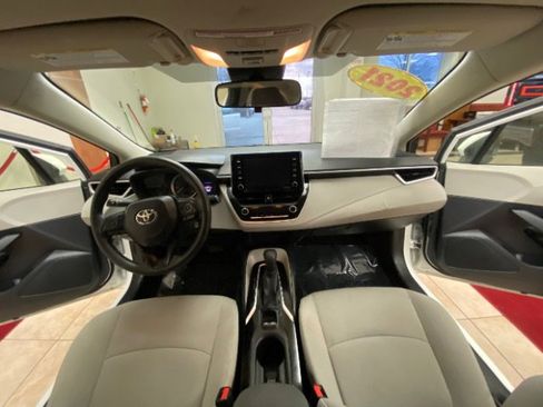 Used 2021 Toyota Corolla LE image 19