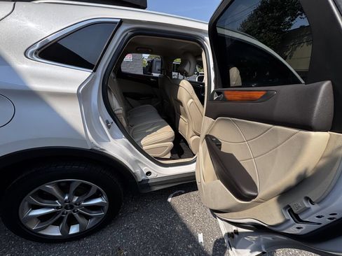 Used 2018 Lincoln MKC Select w/ Select Plus Package AWD/4WD image 16