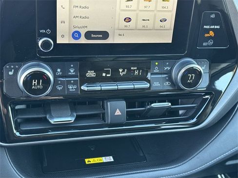 Used 2023 Toyota Highlander XLE image 33