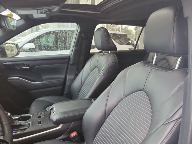 Used 2024 Toyota Highlander XSE FWD image 21