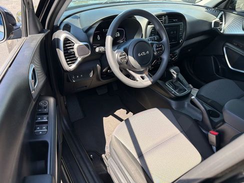 Used 2023 Kia Soul LX w/ LX Technology Package FWD image 17