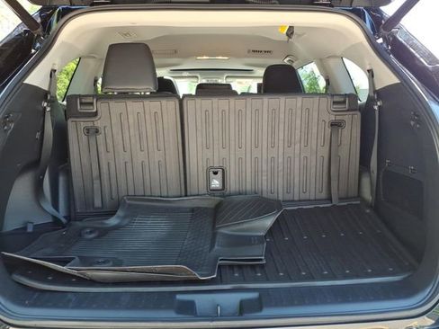 Used 2023 Toyota Highlander XLE AWD/4WD image 9
