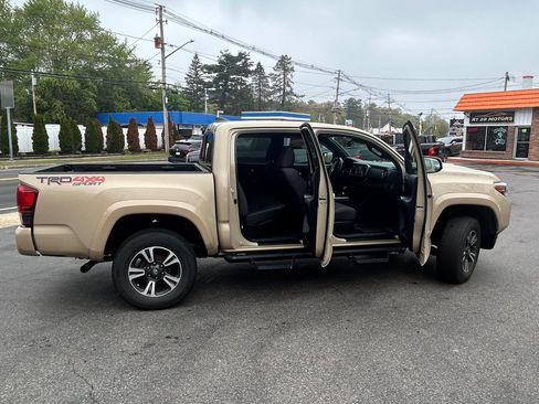 Used 2018 Toyota Tacoma TRD Sport AWD/4WD image 8