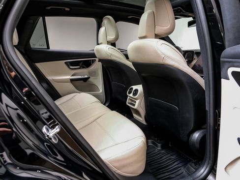 Used 2024 Mercedes-Benz GLC 300 4MATIC image 36