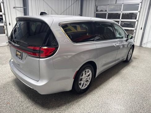 Used 2023 Chrysler Pacifica Touring-L FWD image 18