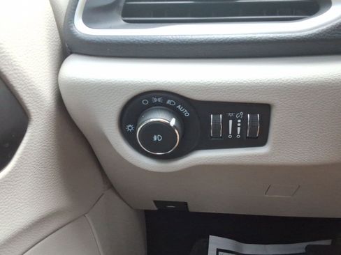 Used 2022 Chrysler Pacifica Touring-L image 20