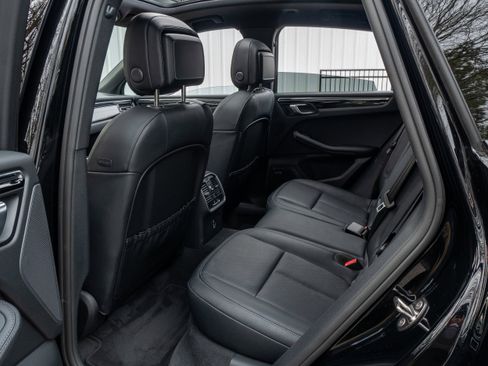 Certified 2025 Porsche Macan AWD/4WD image 33