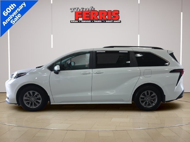 Used 2024 Toyota Sienna LE FWD image 2