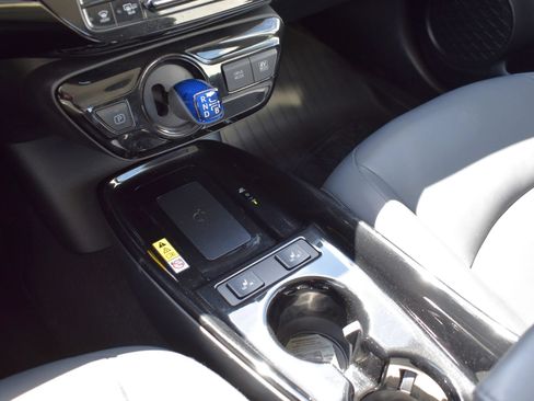 Used 2021 Toyota Prius XLE AWD/4WD image 22