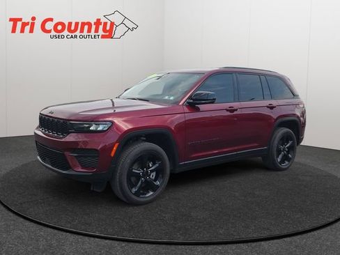 Used 2023 Jeep Grand Cherokee Altitude AWD/4WD image 3