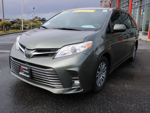 Used 2020 Toyota Sienna XLE w/ XLE Navigation Package image 4