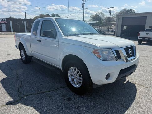 Used 2017 Nissan Frontier SV image 3