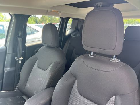 Used 2017 Jeep Renegade Latitude w/ Trailer Tow Group AWD/4WD image 9