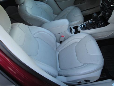 Used 2019 Jeep Cherokee Limited image 20