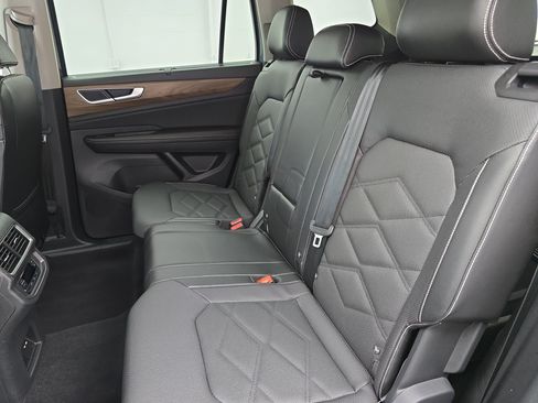 Certified 2024 Volkswagen Atlas SE w/ Panoramic Sunroof Package FWD image 15