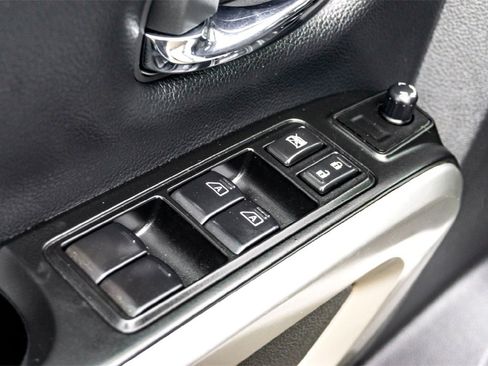 Used 2023 Nissan Titan SV image 11