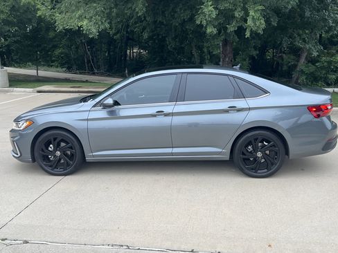 Used 2025 Volkswagen Jetta SE w/ Sunroof Package FWD image 7