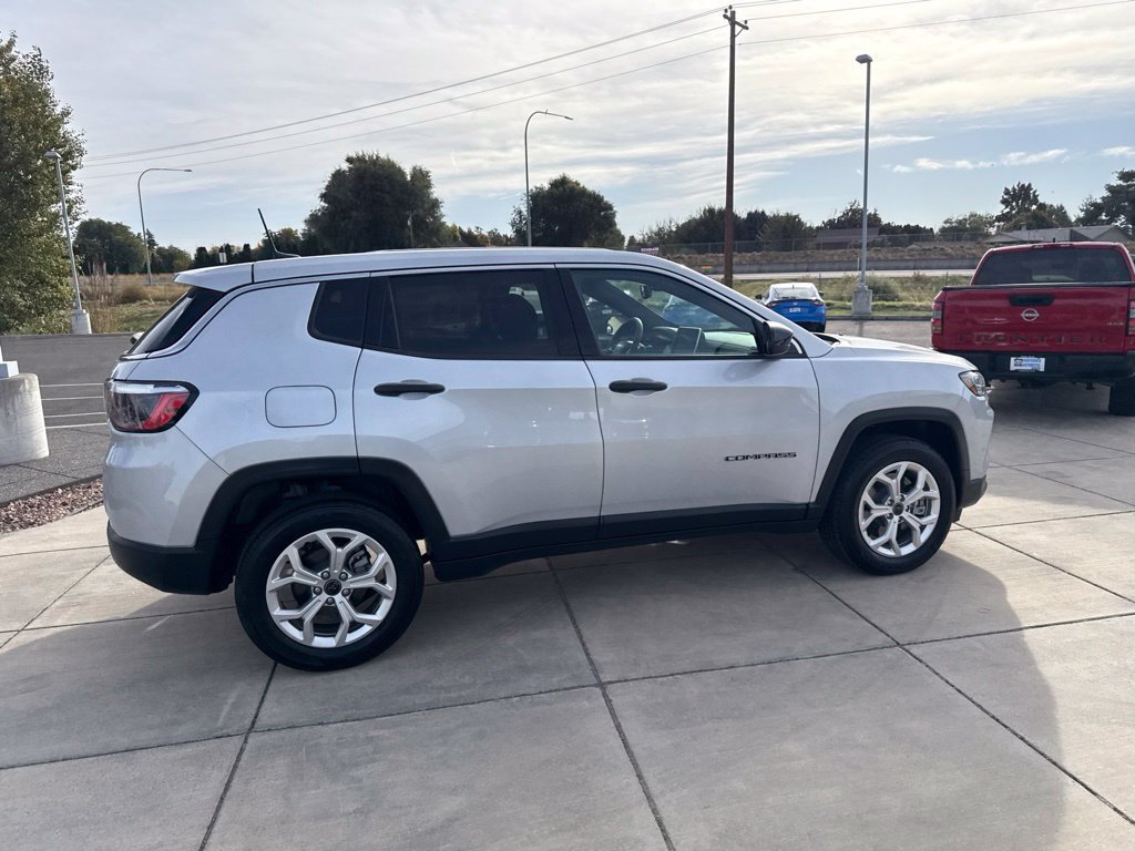 Used 2025 Jeep Compass Sport AWD/4WD image 5