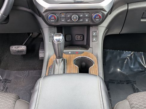Used 2017 GMC Acadia SLE FWD image 21