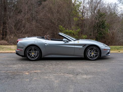 Used 2017 Ferrari California T image 7