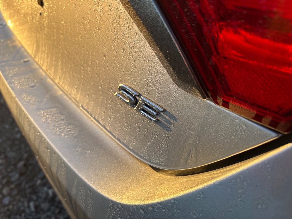 Used 2015 Toyota Camry SE w/ Moonroof Package FWD image 4