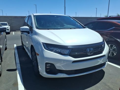 Used 2025 Honda Odyssey Touring image 2