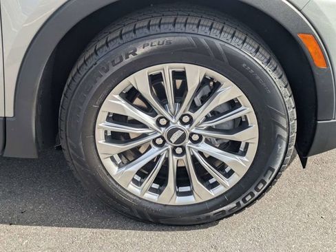 Used 2025 Cadillac XT4 Premium Luxury image 11