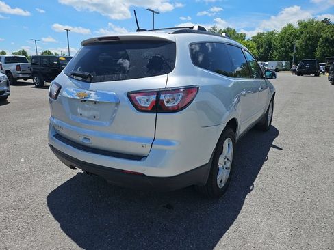 Used 2017 Chevrolet Traverse LT w/ Style and Technology Package FWD image 7